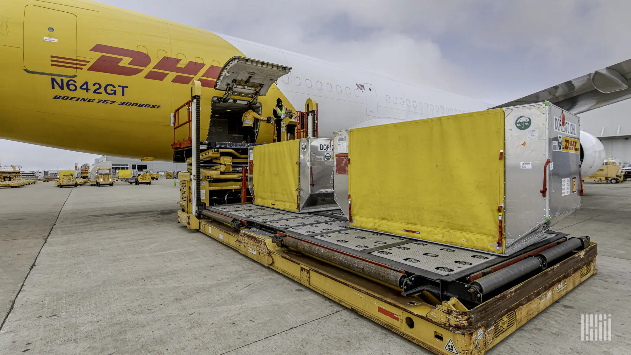 Tarifas 2024 ¡DHL Express se une a FedEx y UPS en la carrera! 📦 AP